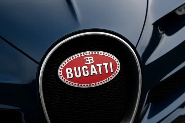 Insignia Bugatti en coche asegurado