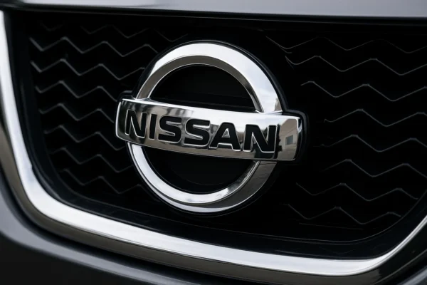 Insignia Nissan en parrilla de coche