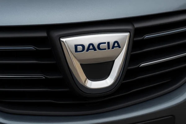 Insignia de Dacia en un coche asegurado