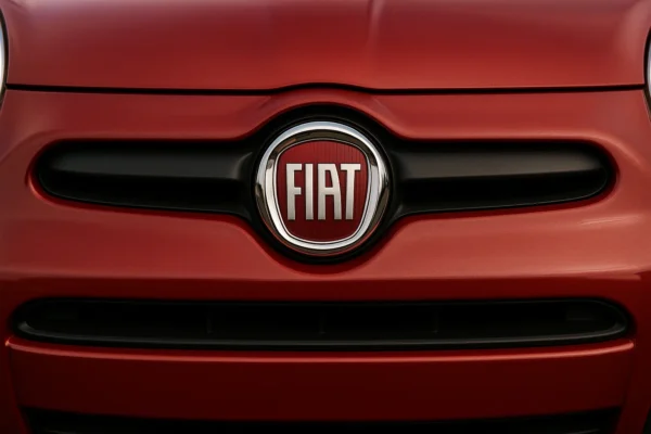 Insignia de Fiat en coche asegurado