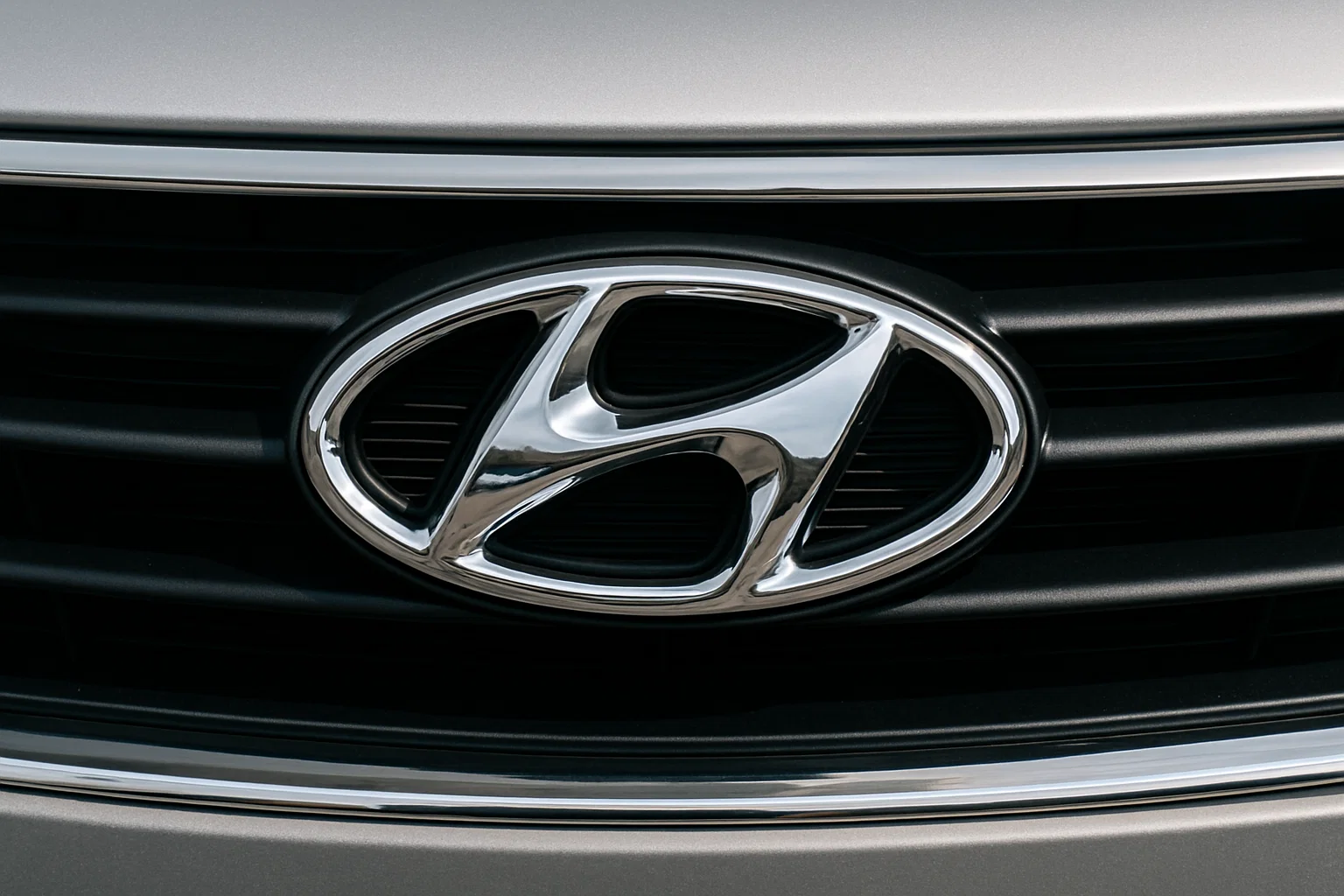 Insignia de Hyundai en parrilla de vehículo