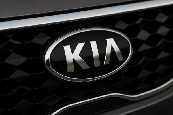 Insignia de Kia en la parrilla de un coche