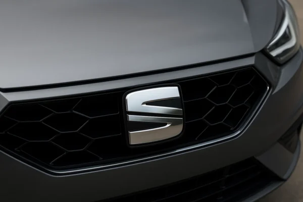 Comparativa de seguros para Seat: modelos, precios y coberturas Insignia de Seat en el morro de un coche asegurado