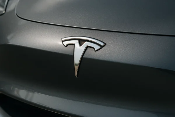 Insignia de Tesla en coche asegurado