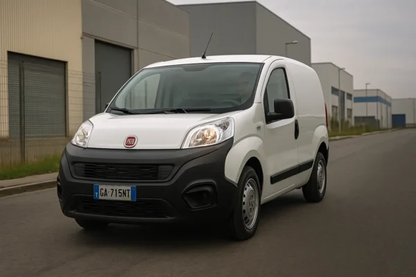 Guía completa para asegurar tu Fiat Fiorino Fiat Fiorino circulando por un polígono industrial
