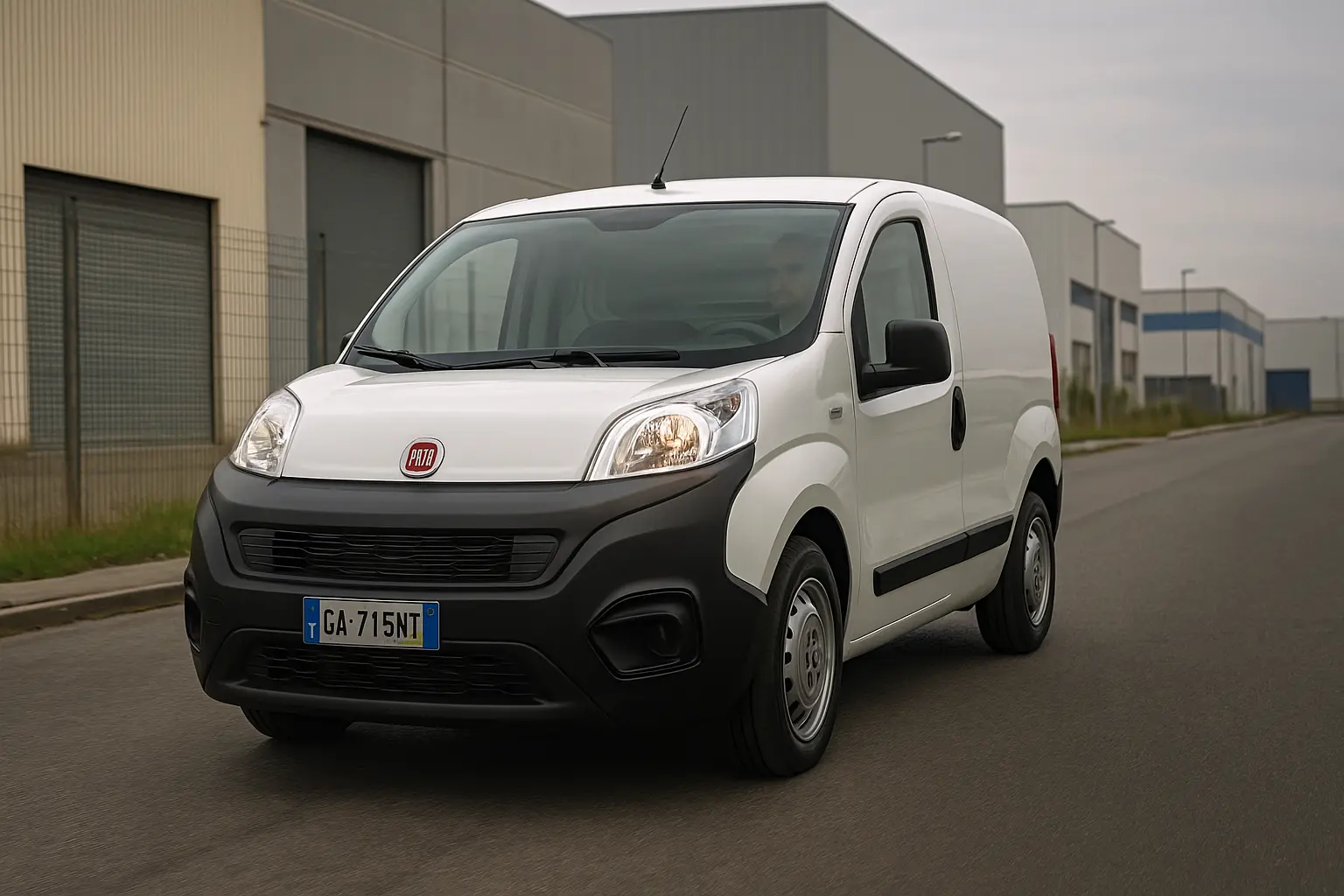 Fiat Fiorino circulando por un polígono industrial